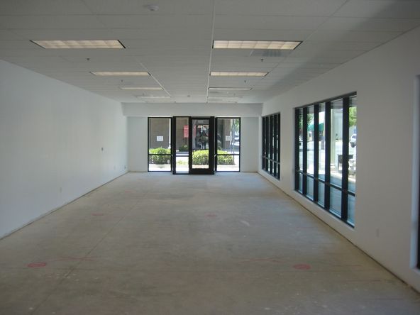 Retail For Lease: 213 W 8th St, Hanford, CA 93230